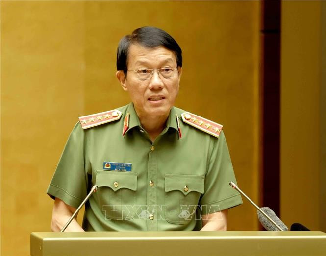 Đại tướng Lương Tam Quang, Ủy viên Bộ Chính trị, Bộ trưởng Bộ Công an giới thiệu hai Chuyên đề: “Nghị quyết về xây dựng xã hội kỷ cương, an toàn, văn minh, hài hòa, phát triển” và “Nghị quyết về Chiến lược An ninh quốc gia”. Ảnh: Phương Hoa/TTXVN.