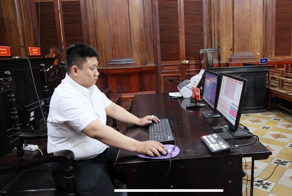 Chuyên viên công nghệ thông tin Tòa án nhân dân TP Hồ Chí Minh làm việc, thúc đẩy các phần mềm chuyển đổi số hướng Tòa án điện tử, Tòa án thông minh. Ảnh: Hồng Đạt/TTXVN. 12.jpg