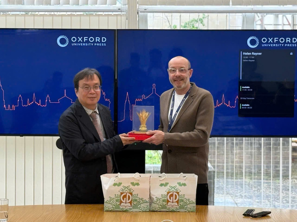 Ông Nguyễn Tiến Thanh - Tổng Giám đốc NXBGDVN trao tặng quà lưu niệm cho ông Richard Grazier - Giám đốc Kinh doanh và tiếp thị toàn cầu - đại diện lãnh đạo NXB Đại học Oxford 01-9218.jpg