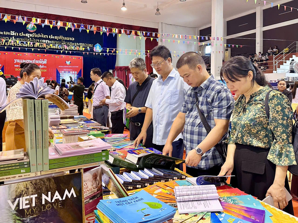 Đoàn công tác NXBGDVN tham dự Lễ hội Sách và Văn hoá quốc tế lần thứ VI năm 2026 tại Lào. anh5.jpg