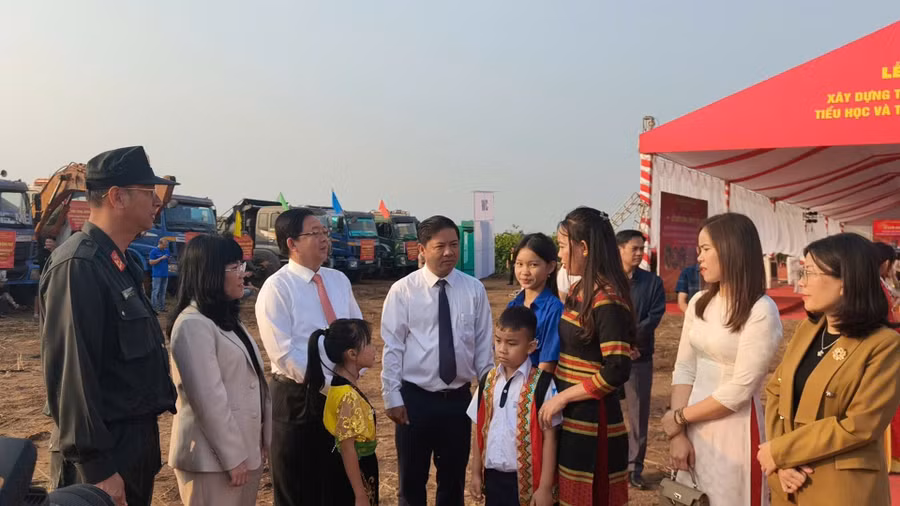 Phó Thủ tướng Hồ Quốc Dũng dự Lễ khởi công, động thổ Trường phổ thông DTNT liên cấp tại xã Ea Bung (Đắk Lắk). 2aoboqog3cmpnaoguoa2zh3ih5vzfelwnoac2mbw.jpg
