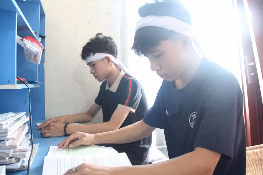 Dù muốn tiếp tục học hành ước mơ về tương lai nhưng biến cố của gia đình sợ rằng mọi thứ sẽ khép lại với Bảo An và Bảo Khánh. img-1662.jpg