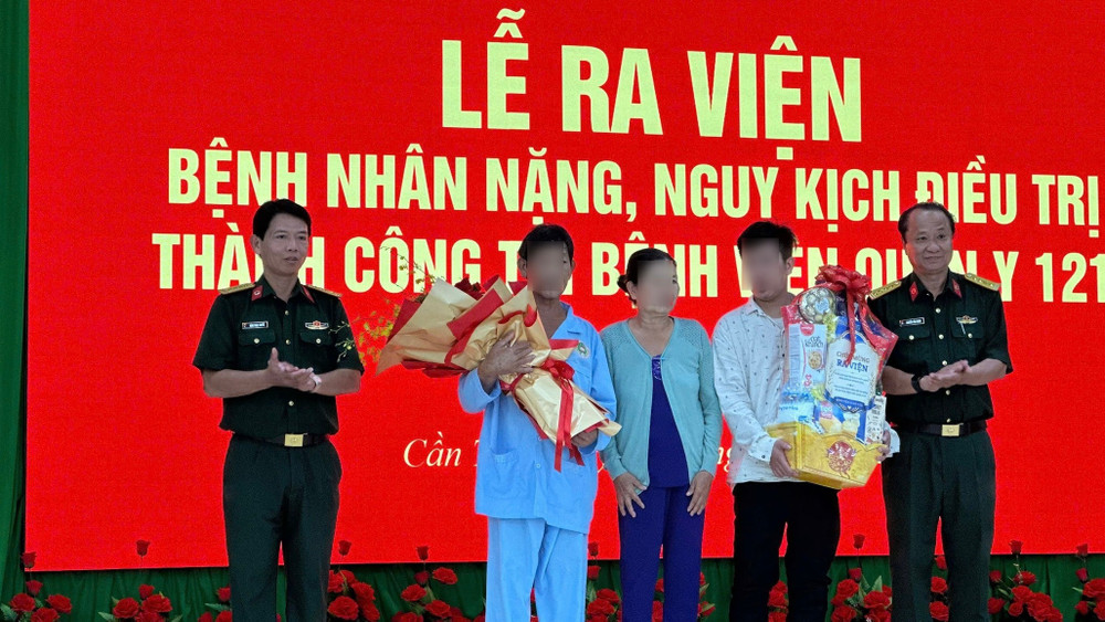 Ông L.V.D tại buổi ra viện sau khi được y bác sĩ bệnh viện Quân y 121 tận tình cứu chữa. Ảnh:Trí Trần. Ông L.V.D tại buổi ra viện sau khi được y bác sĩ bệnh viện Quân y 121 tận tình cứu chữa. Ảnh:Trí Trần.