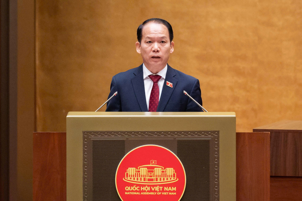 Bộ trưởng Bộ Tư pháp Hoàng Thanh Tùng trình bày Tờ trình tóm tắt về dự án Luật Phổ biến, giáo dục pháp luật (sửa đổi). Ảnh: QH. 50.jpg