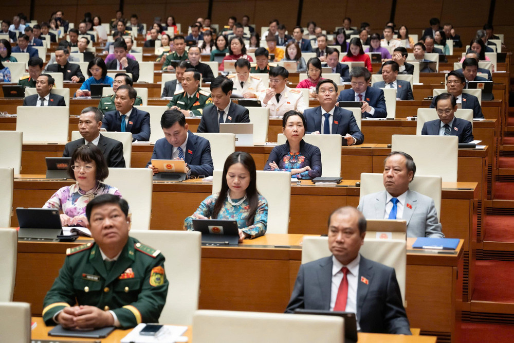 Các đại biểu nghe Tờ trình của Chính phủ về dự án Luật tại Phiên họp. Ảnh: QH. 52.jpg