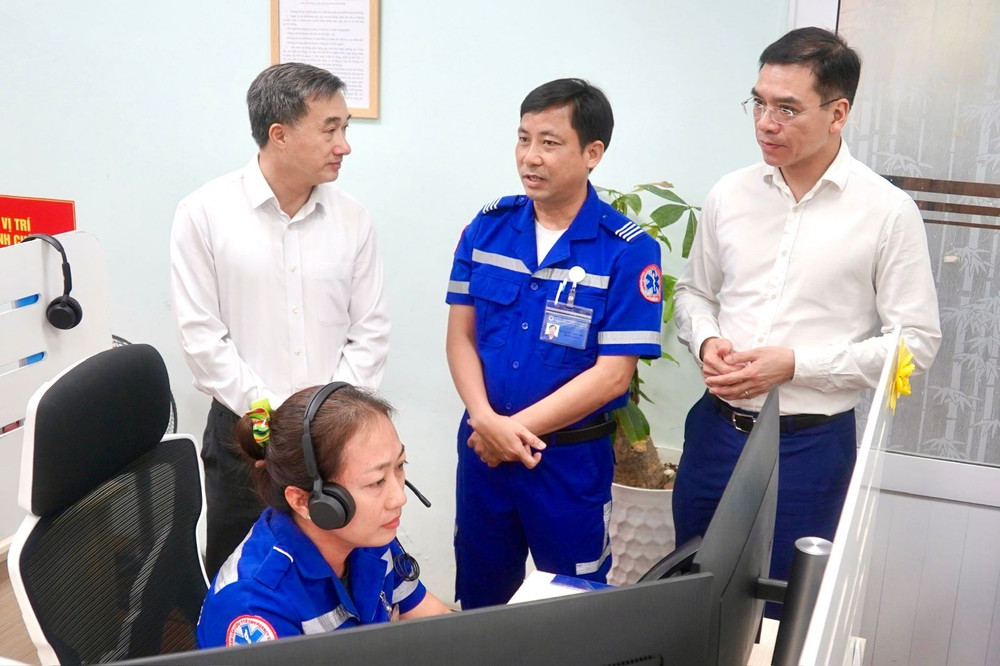 Thứ trưởng Bộ Y tế Trần Văn Thuấn kiểm tra hạ tầng vận hành Trung tâm Cấp cứu 115 TP Hồ Chí Minh. Ảnh: Bộ Y tế ttthuankiemtra1.jpg