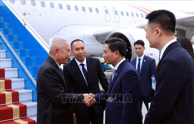 Phó Chủ tịch Quốc hội Nguyễn Doãn Anh đón Chủ tịch Quốc hội kiêm Chủ tịch Hạ viện Thái Lan Sophon Zaram tại Sân bay quốc tế Nội Bài. Ảnh: Tuấn Anh/TTXVN