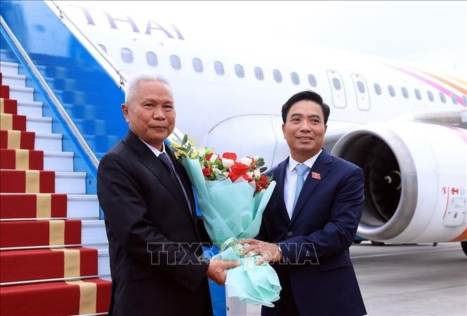 Phó Chủ tịch Quốc hội Nguyễn Doãn Anh đón Chủ tịch Quốc hội kiêm Chủ tịch Hạ viện Thái Lan Sophon Zaram tại Sân bay quốc tế Nội Bài. Ảnh: Tuấn Anh/TTXVN