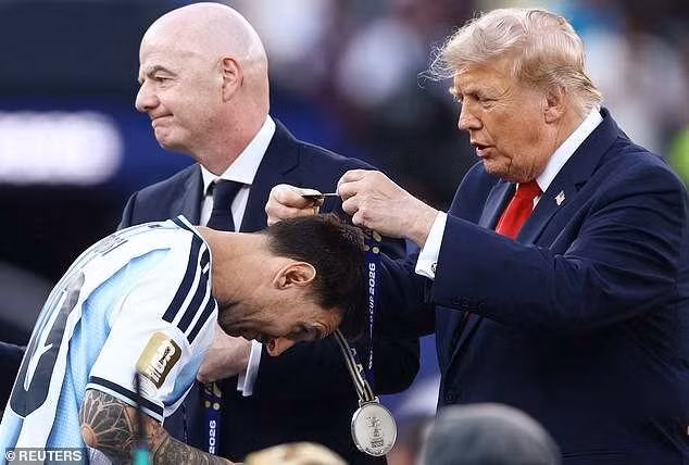 Lionel Messi cúi đầu khi Tổng thống Donald Trump trao Huy chương Bạc World Cup 2026. Ảnh: Reuters. vo-dich-7.jpg