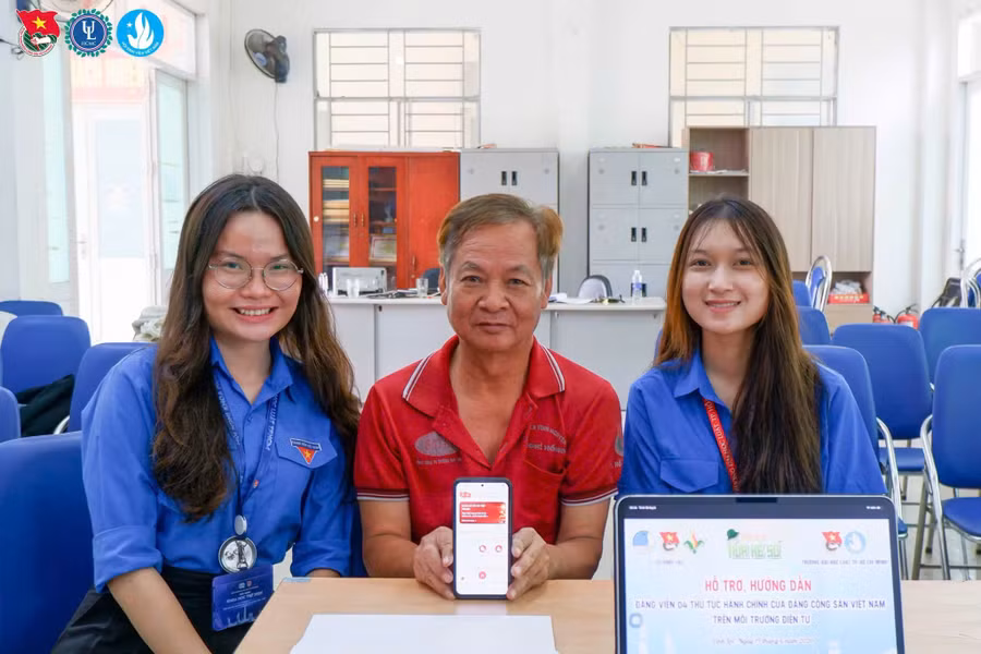 Chiến sĩ Mùa hè số của Trường Đại học Luật TPHCM hướng dẫn người dân thực hiện thủ tục hành chính của Đảng Cộng sản Việt Nam. 2aoboqpyj3pryjcivdfwgoptpnatnuhgz1kq1yis.jpg