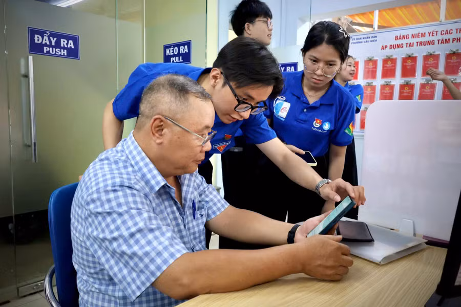 Chiến sĩ áo xanh hỗ trợ người dân làm các thủ tục trực tuyến. Ảnh: NVCC.