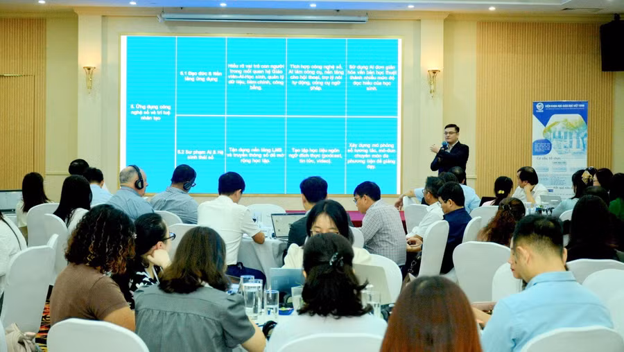 Ông Đỗ Đức Lân - Phó Giám đốc phụ trách Trung tâm Hợp tác phát triển (Viện Chiến lược và Chính sách Giáo dục) chia sẻ về dự thảo Khung phát triển chuyên môn cho giáo viên Việt Nam. 1786078081343.jpg