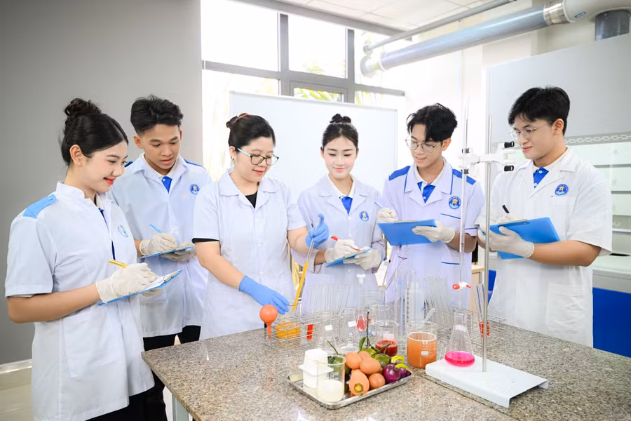 Sinh viên Trường Đại học Văn Hiến thực hành tại phòng thí nghiệm.
