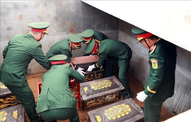 Các bộ chiến sĩ thực hiện an táng các hài cốt liệt sĩ tại Nghĩa trang xã Bình Lư. Ảnh: Quý Trung/TTXVN