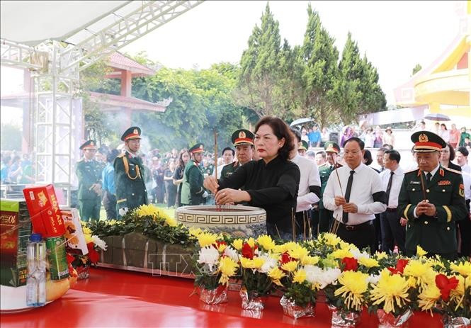 Phó Chủ tịch Quốc hội Nguyễn Thị Hồng dâng hương tưởng niệm các liệt sĩ tại Nghĩa trang xã Bình Lư. Ảnh: Quý Trung/TTXVN