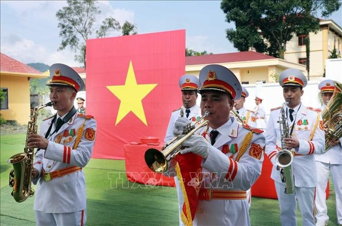 Khúc quân nhạc tiễn đưa các Anh hùng liệt sĩ về nơi an nghỉ cuối cùng. Ảnh: Quý Trung/TTXVN