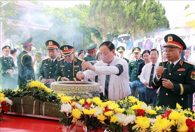 Bí thư Tỉnh ủy Lai Châu Lê Minh Ngân dâng hương ở nơi an táng cuối cùng của các liệt sĩ tại Nghĩa trang liệt sĩ xã Bình Lư. Ảnh: Quý Trung/TTXVN