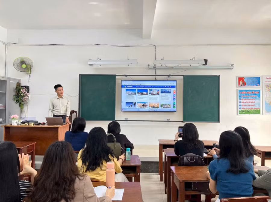 Tổ Lịch sử - Địa lí Trường THCS Nguyễn Huệ sinh hoạt chuyên môn với chuyên đề Ứng dụng các phần mềm mô phỏng và thí nghiệm ảo trong dạy học. 1786357936048-256842186664166436-3862495042555017262-210972ab8985f2c74b7d0282e2d8c130.jpg