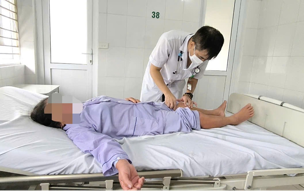 Người bệnh có thể khởi phát bằng sốt cao, đau đầu, đau mỏi người, buồn nôn, nôn… những triệu chứng khá giống nhiều bệnh nhiễm virus khác. Ảnh: Bệnh viện cung cấp 1786435152037-5248702671283569496-g3775075130754730988-dd859318ccb4768fdf0b6f96d8d04df6.jpg