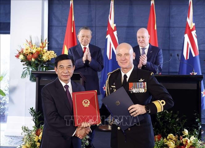 Tổng Bí thư, Chủ tịch nước Tô Lâm và Thủ tướng New Zealand Christopher Luxon chứng kiến trao văn kiện hợp tác giữa hai nước. Ảnh: Thống Nhất/TTXVN