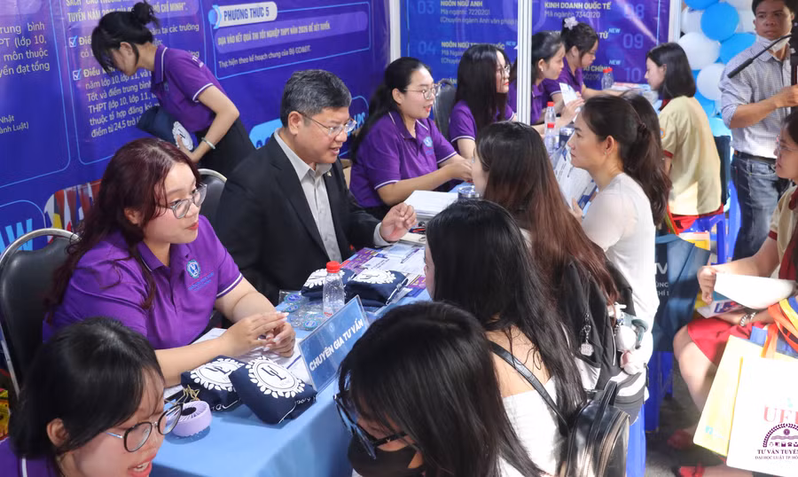 Hoạt động tư vấn tuyển sinh năm 2026 của Trường Đại học Luật TPHCM.