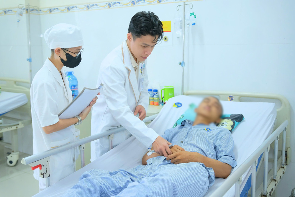 hinh-anh-bac-si-tham-kham-2.jpg