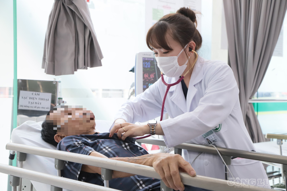 Bác sĩ Trần Hoài Linh khám chữa bệnh tại Trung tâm Cấp cứu A9. clo_br_img-0878-6531.jpg