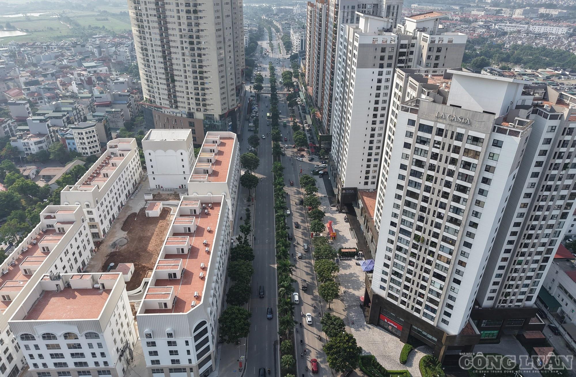 Trên đường Lê Trọng Tấn có 7 lỗ khoan giữa dải phân cách, đoạn từ ngõ 9 đến ngõ 2; 1 lỗ khoan tại dải phân cách bị thu hẹp, đối diện số 4 đường Lê Trọng Tấn. Trên đường Văn Khê có 6 lỗ khoan giữa dải phân cách, đoạn từ ngõ 24 Văn Phú đến nhà số 4 phố Văn Khê và 2 lỗ khoan tại khu vực dải phân cách bị thu hẹp. Đường kính khoan tối đa 152mm, đường kính cần khoan 42mm. clo_br_dji-20260814082021-0314-d.jpg