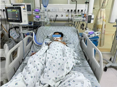 Bé trai 7 tuổi được điều trị tại Bệnh viện Nhi đồng thành phố Cần Thơ. Ảnh: Bệnh viện cung cấp 771956317-1529042191809901-4504520530015921283-n.jpg
