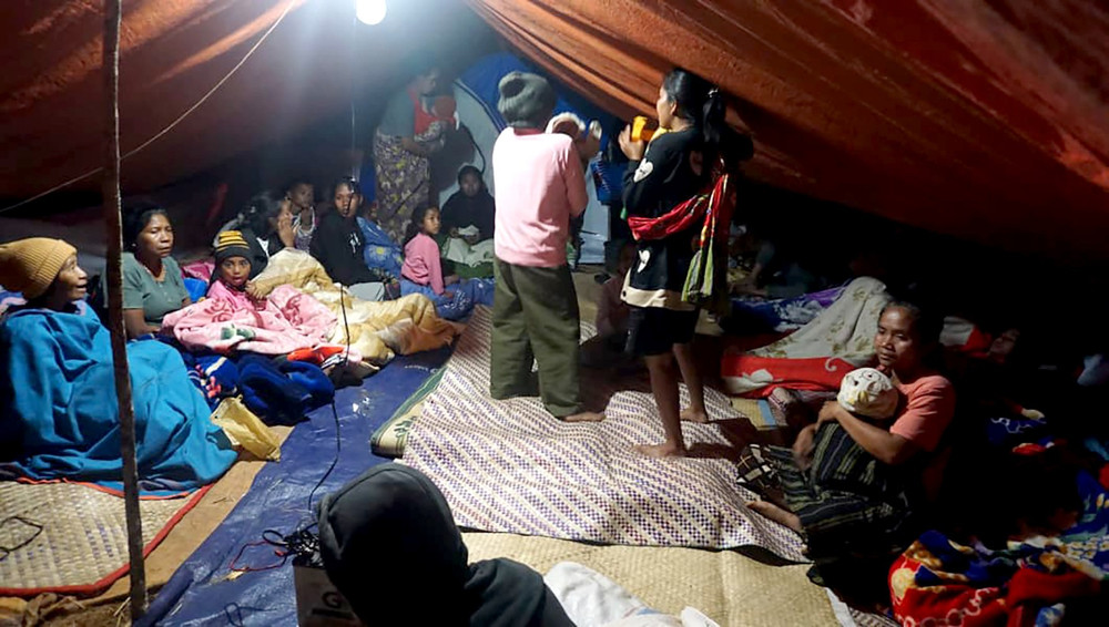Người dân Indonesia trong khu lều tạm. Ảnh: Xinhua hp0zpu9bkaallfn.jpg