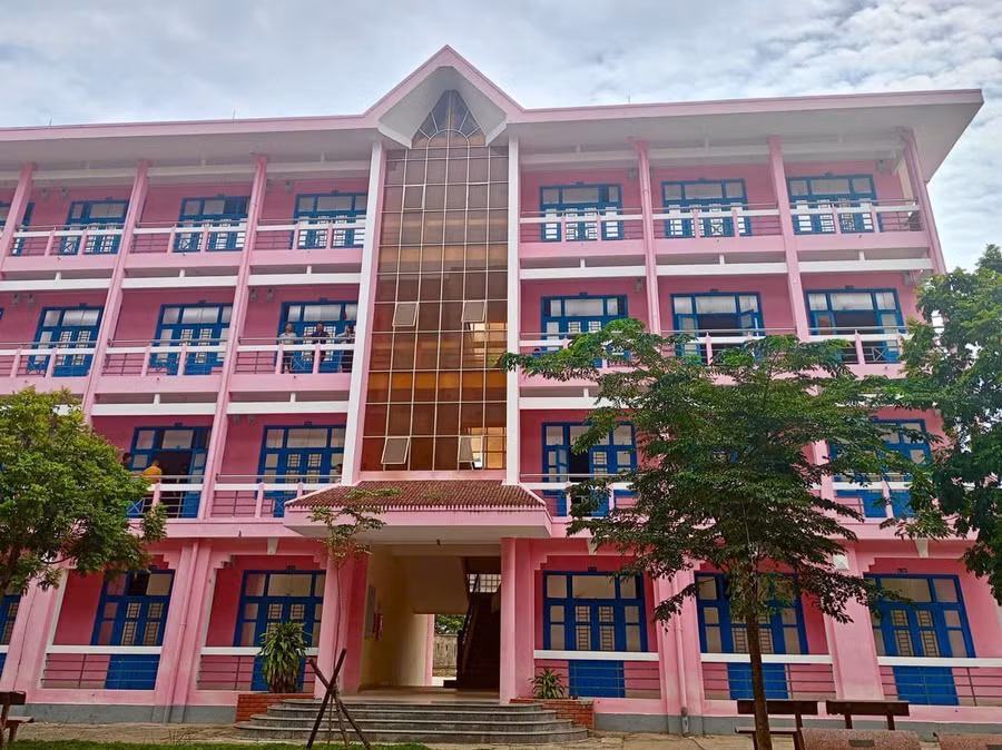 Dù đã được đầu tư sửa chữa, nâng cấp nhưng chỗ ở tại các KTX của Đại học Huế còn quá ít, chưa đáp ứng được nhu cầu của tân sinh viên hàng năm. toa-ki-tuc-xa-duoc-tan-trang-nang-cap-de-chao-don-sinh-vien-vao-nam-hoc-moi.jpg