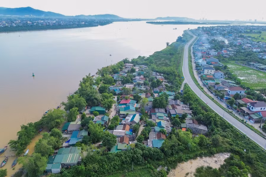 Cụm dân cư Hòa Lam nằm ngoài đê sông Lam. (Ảnh: Phạm Tâm)