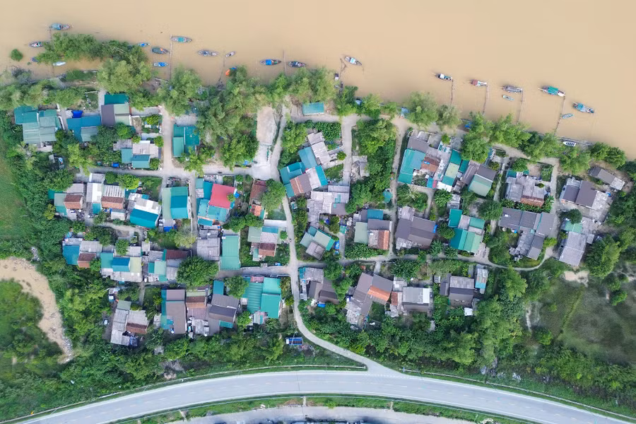 Người dân Hòa Lam phải chạy lũ mỗi khi mùa mưa bão về. (Ảnh: Phạm Tâm) tai-dinh-cu-2.jpg