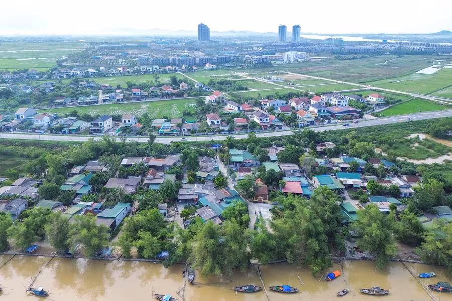 Khu tái định cư cho người dân Hòa Lam nằm phía trong đê, cách đó vài trăm mét. (Ảnh: Phạm Tâm) tai-dinh-cu-3.jpg