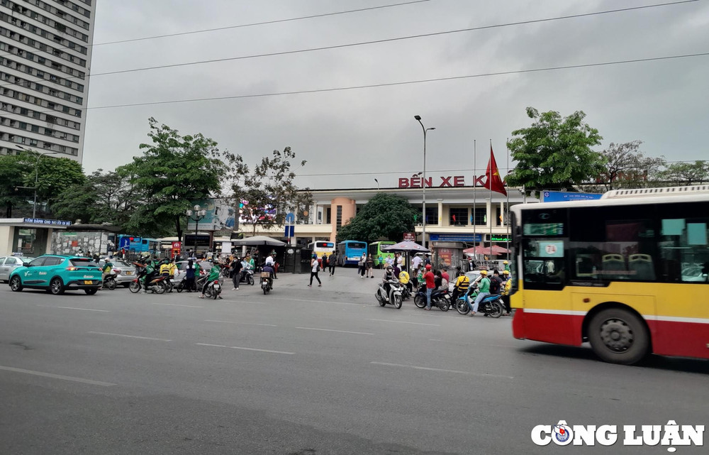 congluan-cdn.congluan.vn-files-content-2023-04-28-_4120-nghi-le-304-15-ben-xe-khach-tai-ha-noi-bat-dau-nhon-nhip-134017130.jpg