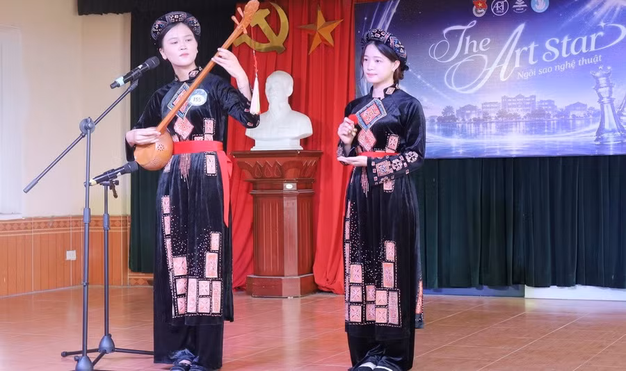 Sinh viên Khoa Nghệ thuật, Trường Đại học Sư phạm Hà Nội biểu diễn văn nghệ.