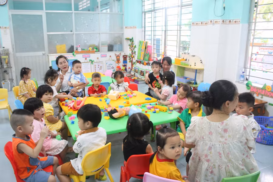 Cô trò lớp Mầm gặp lại trong ngày tựu trường. can-tho-tuu-truong-4.jpg