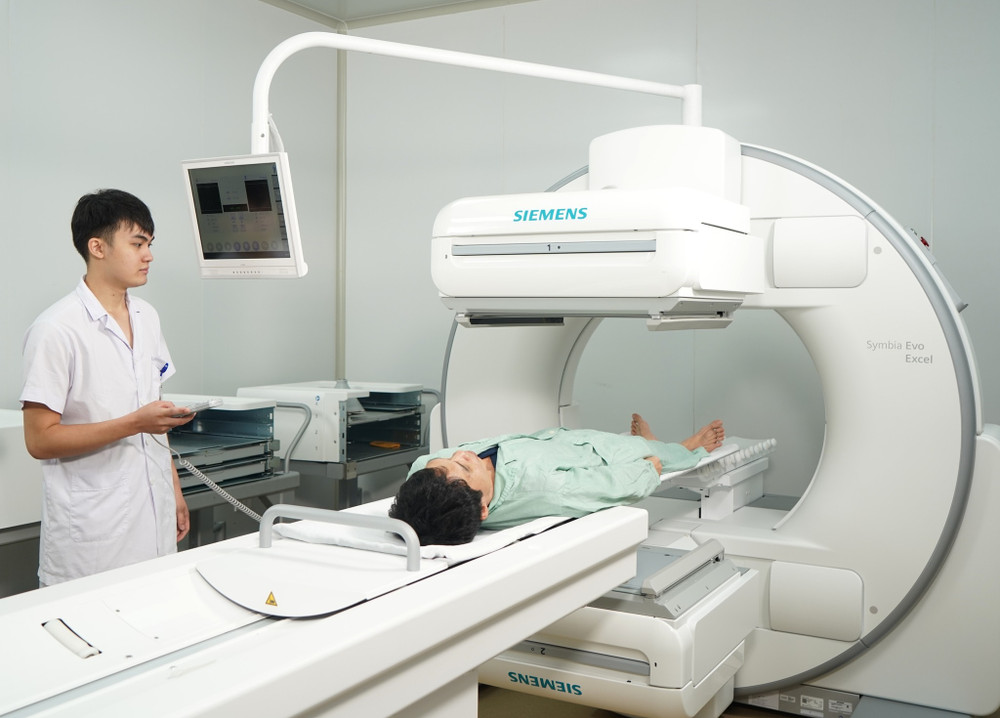 Chụp cắt lớp phát xạ đơn photon (SPECT) trong ung thư và các bệnh lý khác. Ảnh: Bệnh viện Ung bướu Hà Nội 615469061_1451052803694603_7864835419690108699_n.jpg
