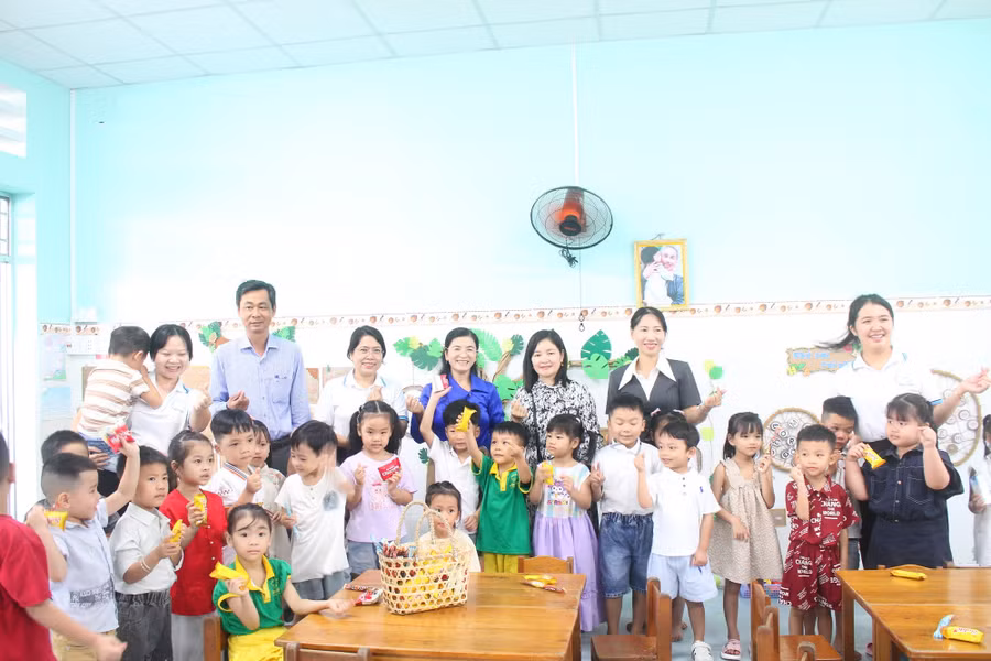 Bà Trần Thị Huyền, Giám đốc Sở GD&ĐT thăm cô, trò Trường Mầm non An Bình, phường An Bình. can-tho-tuu-truong-6.jpg