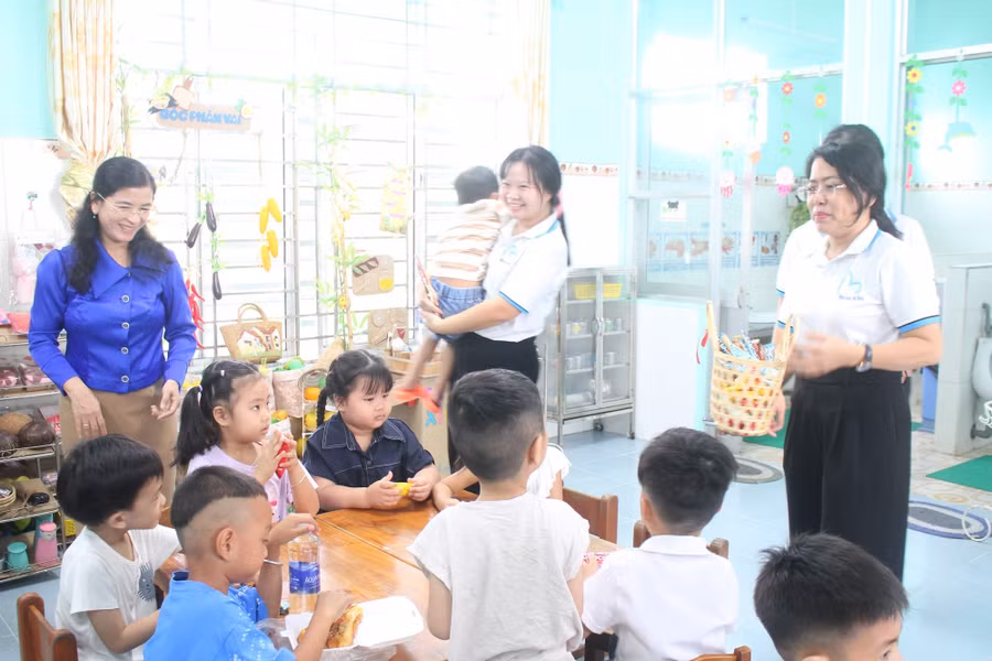 Bà Trần Thị Huyền, Giám đốc Sở GD&ĐT thăm các bé lớp Lá. can-tho-tuu-truong-2.jpg