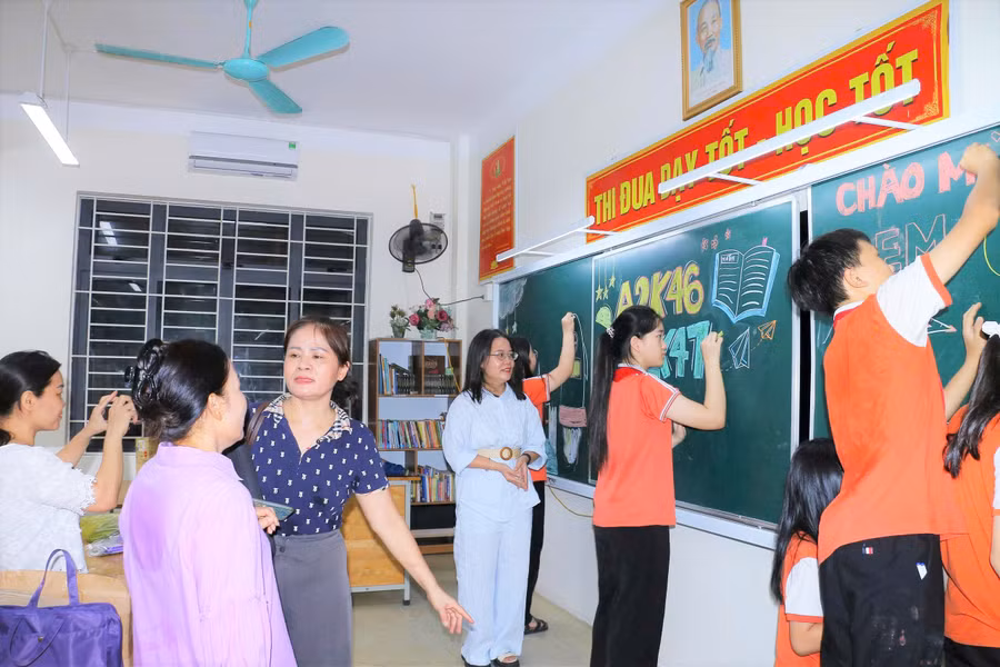 Sáng 24/8, Trường THCS Hà Huy Tập tổ chức tựu trường cho khối 7, 8, 9 - đồng thời chuẩn bị trang trí đón học sinh lớp 6 tựu trường vào buổi chiều cùng ngày. thcs-ha-huy-tap-1.jpg