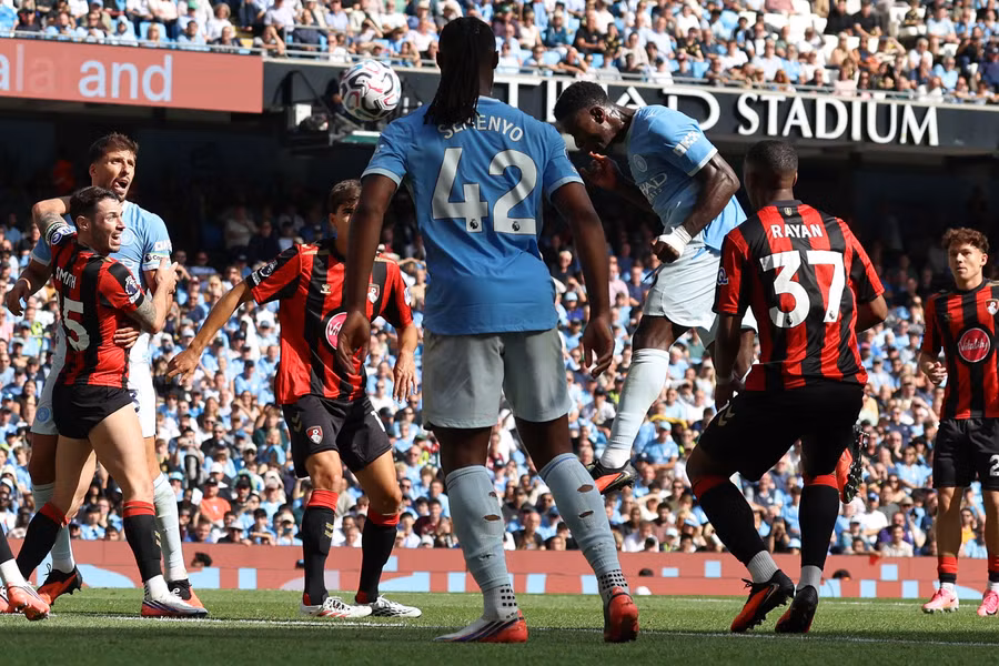 Trung vệ Marc Guehi đánh đầu ghi bàn gỡ hòa 1-1 cho Man City ở phút 84, mở đường cho cuộc ngược dòng trước Bournemouth. Ảnh: AFP. man-city-0.jpg