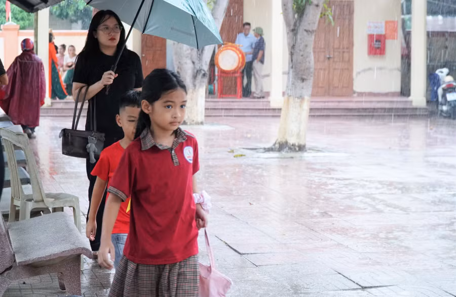 Mặc dù thời tiết không thuận lợi nhưng phụ huynh và học sinh Trường Tiểu học Hưng Lộc đã đến tựu trường đầy đủ, đúng giờ. sn101015.jpg
