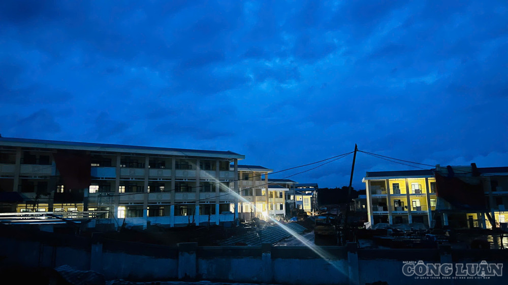 Dọc 7 trường nội trú biên giới Gia Lai, hàng trăm công nhân, cán bộ, chiến sĩ vẫn miệt mài ngày đêm giữa nắng mưa, chạy đua với thời gian để những ngôi trường mới kịp hoàn thành, đón học sinh trong năm học mới clo_br_1787496196522-2146614995054802874-2066533862970347997-462eef094d9f4793c275b54a8ea0dae5.jpg