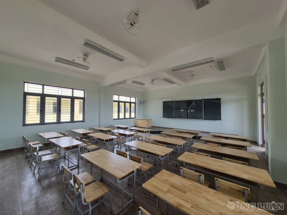 Cũng tại điểm trường này, bàn ghế, trang thiết bị dạy học đang được lắp đặt đồng bộ nhằm bảo đảm điều kiện sinh hoạt và học tập tốt nhất cho học sinh ngay từ ngày đầu năm học (ảnh Trần Hiền) clo_br_1787624777101-6854929651720494673-6854929651720494673-bf6d216db7285f3562309ddc98543048.jpg