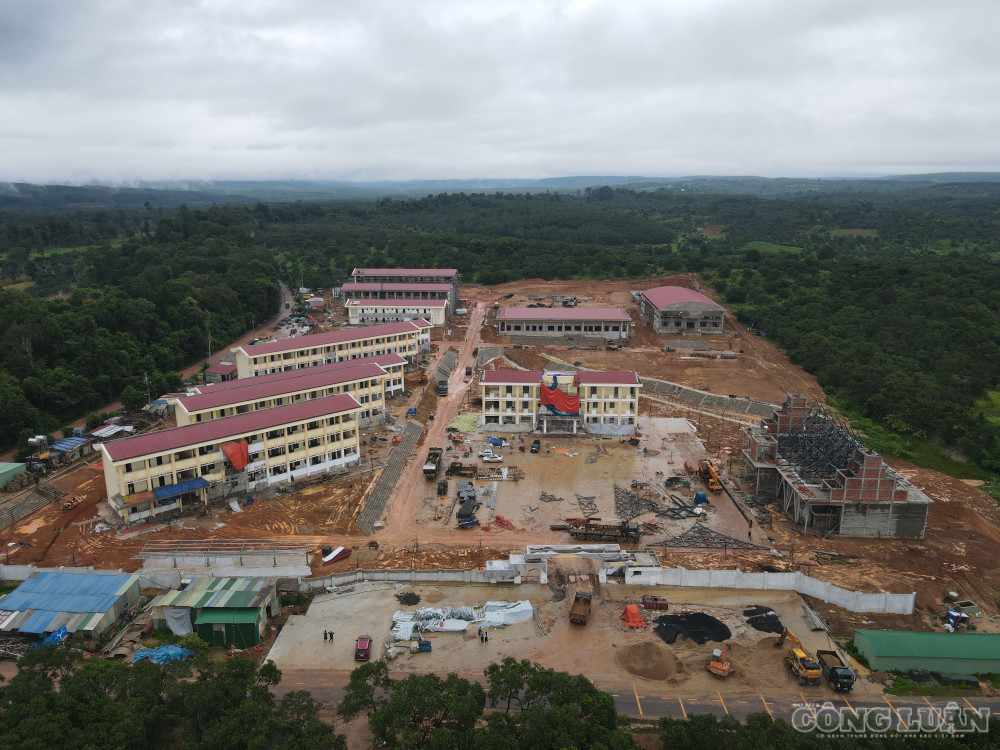 Tại Trường Phổ thông nội trú liên cấp Tiểu học và THCS xã Ia Puch (Gia Lai), khối lượng thi công hiện đạt khoảng 90%, toàn bộ 12/12 hạng mục chính đã hoàn thành cất nóc. Trong đó, các khối nhà học lý thuyết, nhà học bộ môn và nhà hiệu bộ đạt tiến độ từ 93–95%, đang được gấp rút hoàn thiện để kịp đón học sinh vào năm học mới (ảnh Trần Hiền) clo_br_1787105043175-7020462797444541469-7020462797444541469-4c9ceaa25dc98c0234642508fc6723f6.jpg
