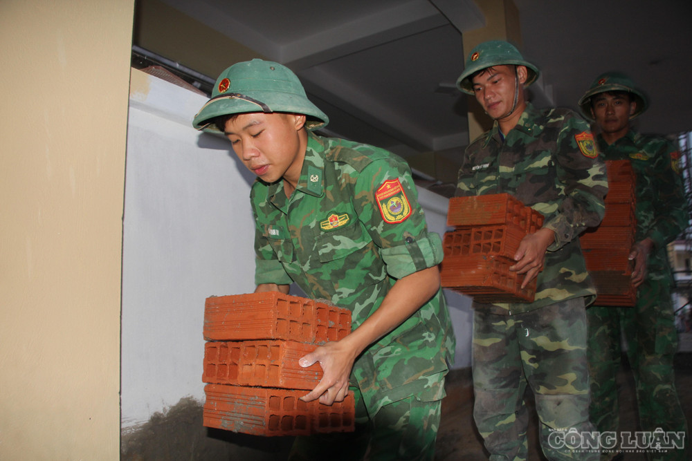 Trên công trường, màu áo xanh của người lính hòa cùng sắc áo của những người thợ. Mỗi người một phần việc, từ vận chuyển vật liệu, hoàn thiện lớp học đến chỉnh trang khuôn viên, nhưng tất cả cùng chung một mục tiêu: Đưa ngôi trường mới về đích đúng hẹn, để những đứa trẻ vùng biên sớm được bước vào lớp học khang trang, bắt đầu một năm học mới với những ước mơ phía trước (ảnh Trần Hiền) clo_br_1787277521386-7020462797444541469-7020462797444541469-1a10df0be5e8012af775f5d19a4beded.jpg
