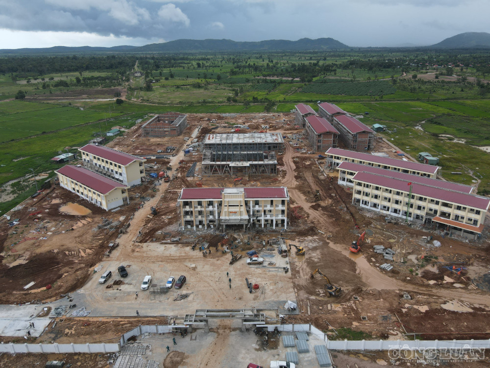 Tương tự, tại điểm trường biên giới xã Ia Mơ (Gia Lai) khối lượng thi công đến ngày 19/8 đạt khoảng 80%. Có 395 nhân công được huy động, trong đó nhà thầu bố trí 288 người và lực lượng bộ đội hỗ trợ 107 người (ảnh Trần Hiền) clo_br_1787105043018-7020462797444541469-7020462797444541469-b24dacd3425b8ea1c32b22280f81968c.jpg