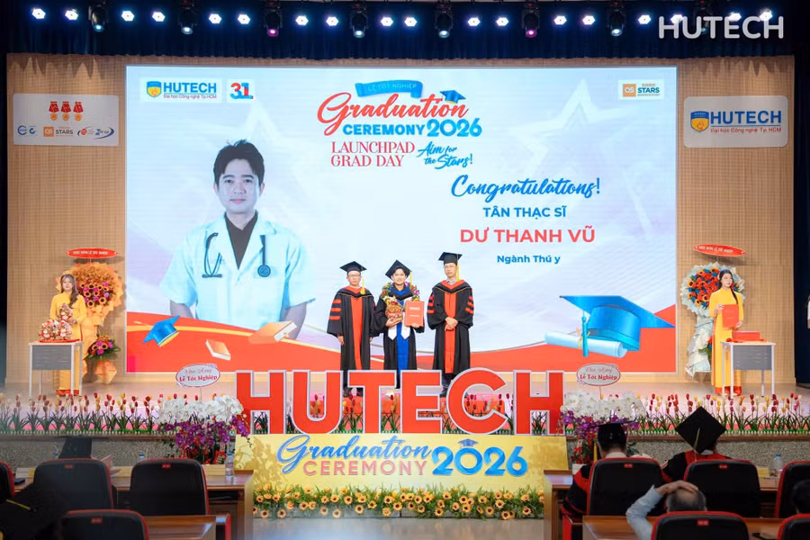 Thủ khoa Dư Thanh Vũ trong ngày tốt nghiệp cao học. Ảnh: NVCC.