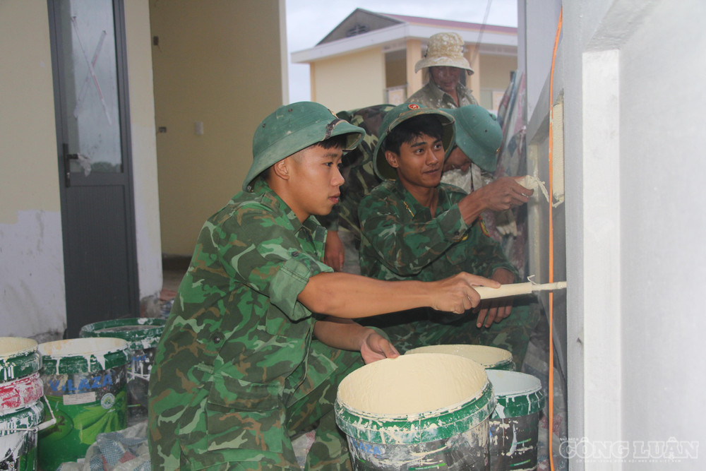 Sau khi triển khai Chiến dịch cao điểm 90 ngày đêm và tăng cường lực lượng hỗ trợ của Quân đội, tiến độ thi công tại các điểm trường đã có nhiều chuyển biến tích cực (ảnh Trần Hiền) clo_br_1787277516469-7020462797444541469-7020462797444541469-0f95bac579f485ef186ceedd9fb86cf5.jpg